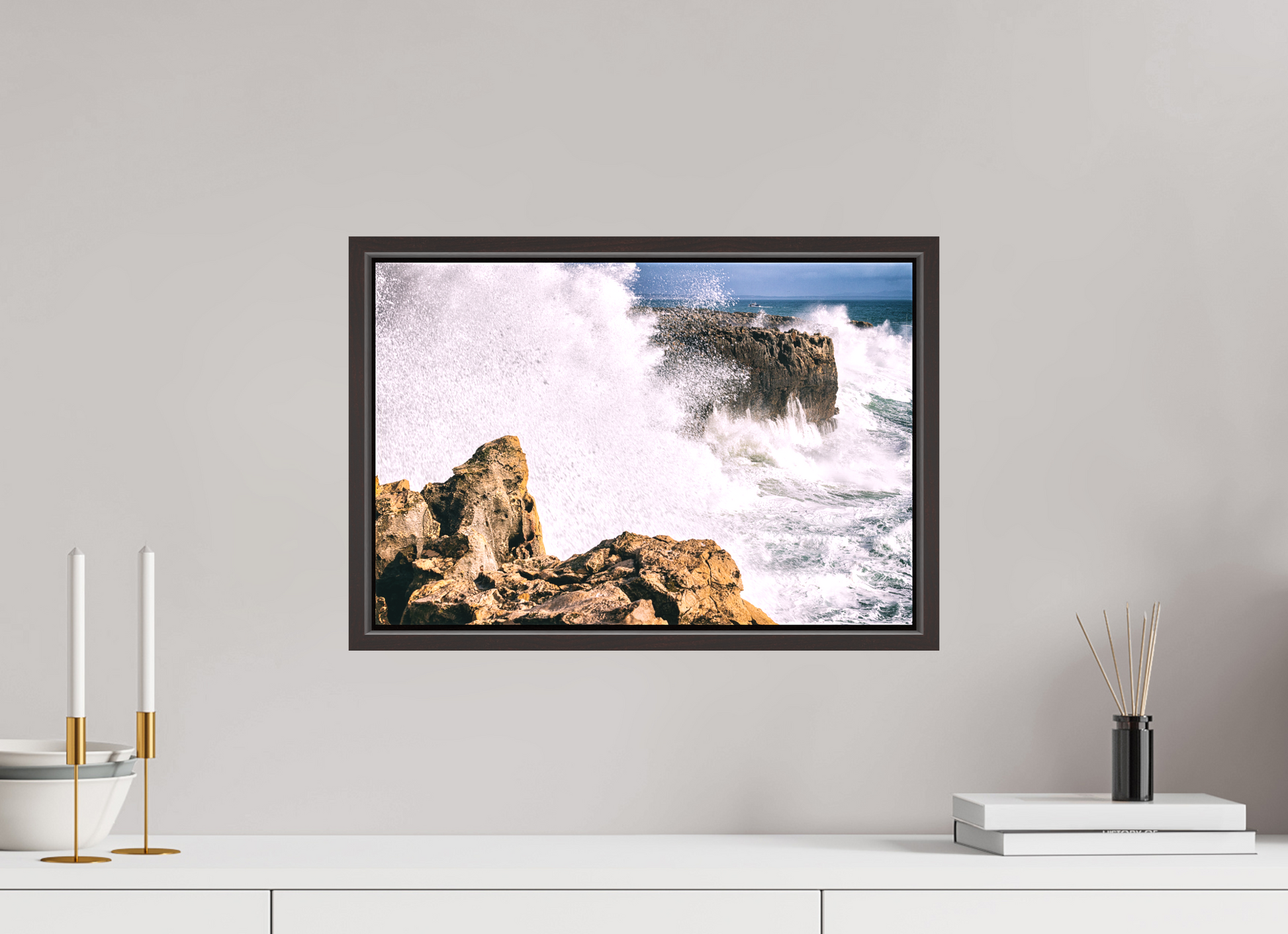 45 x 30 cm, Canva - moldura castanha escura Mar em Fúria