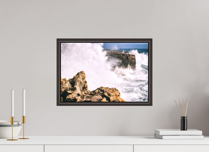 45 x 30 cm, Canva - moldura castanha escura Mar em Fúria