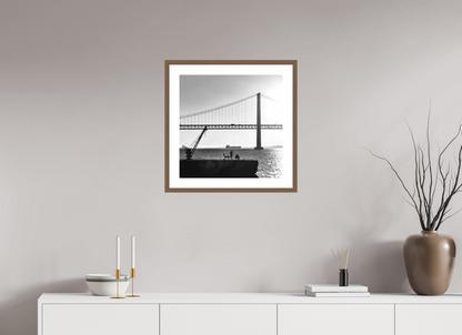 50 x 50 cm, Hahnemuhle Fine Art - moldura Walnut Os Pescadores de Almada.