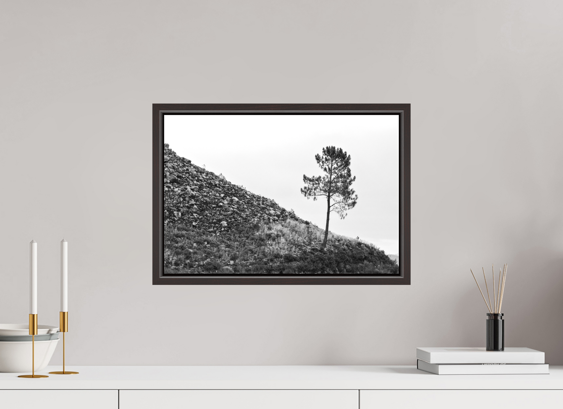 45 x 30 cm, Canva - moldura castanha escura A Protagonista