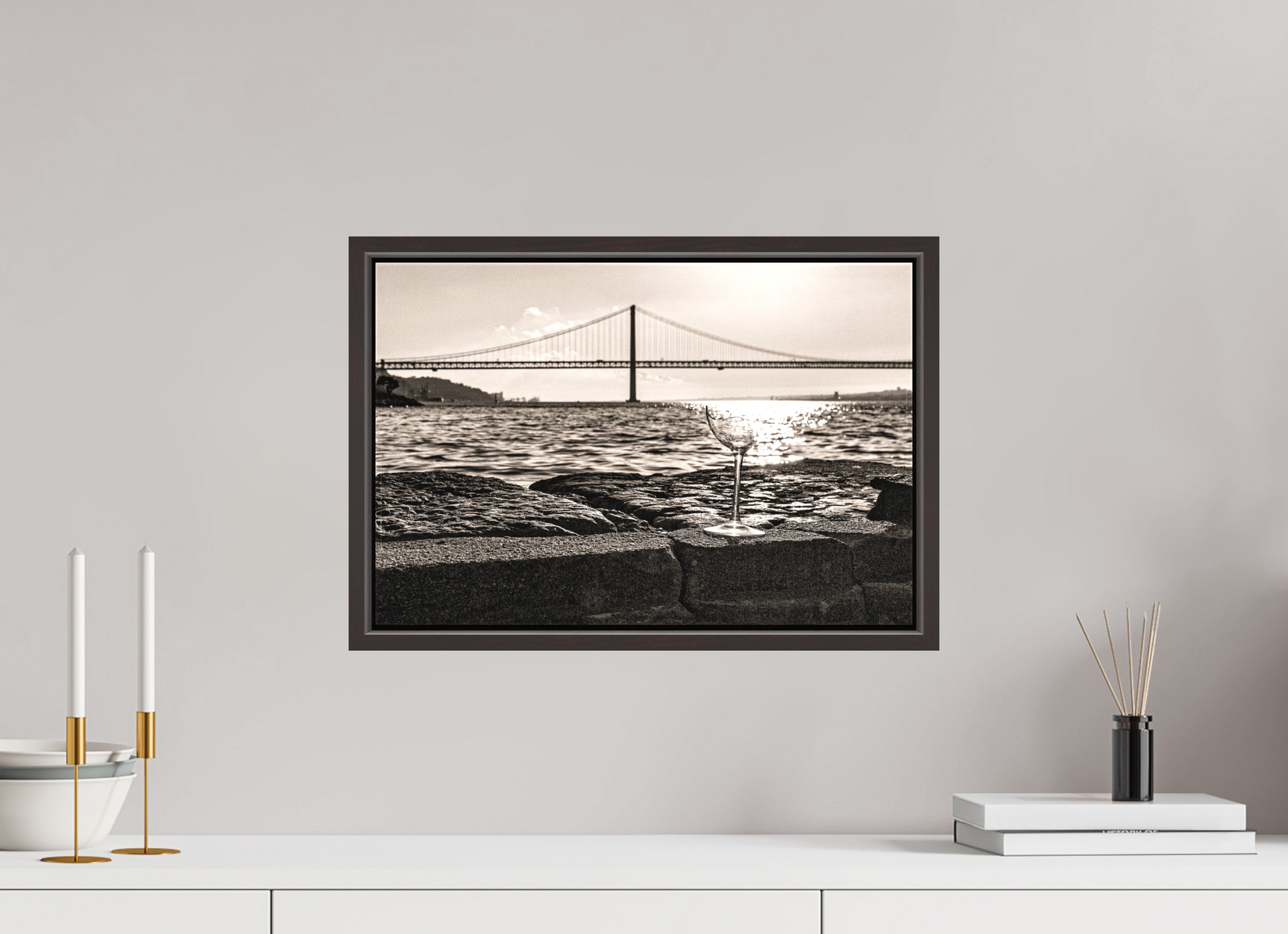 45 x 30 cm, Canva - moldura castanha escura A taça quebrada.