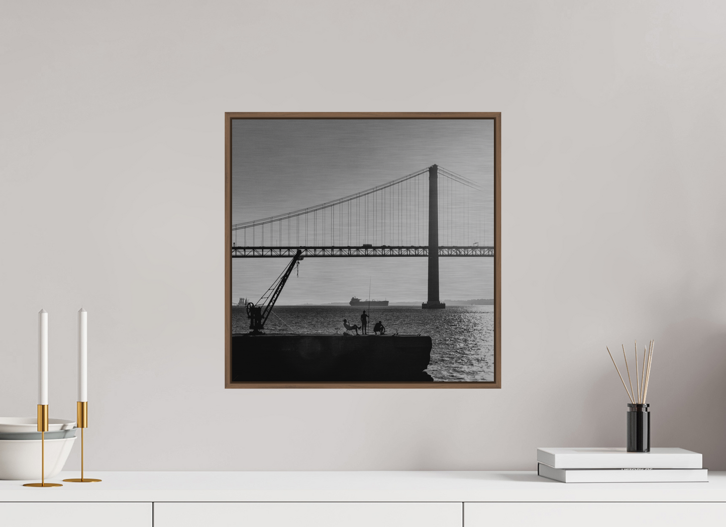 40 x 40 cm, Impressão em Alumínio escovado - moldura walnut Os Pescadores de Almada.