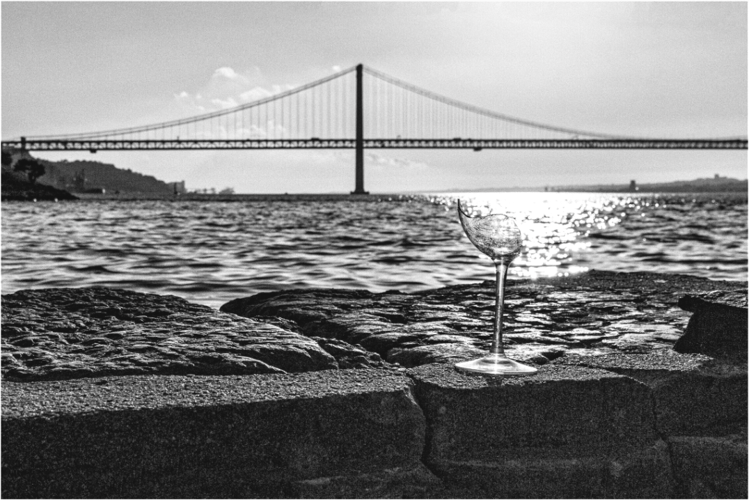 Main image A taça quebrada.