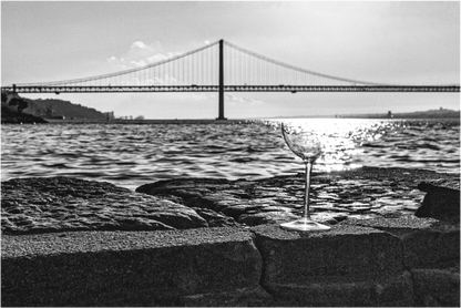 Main image A taça quebrada.