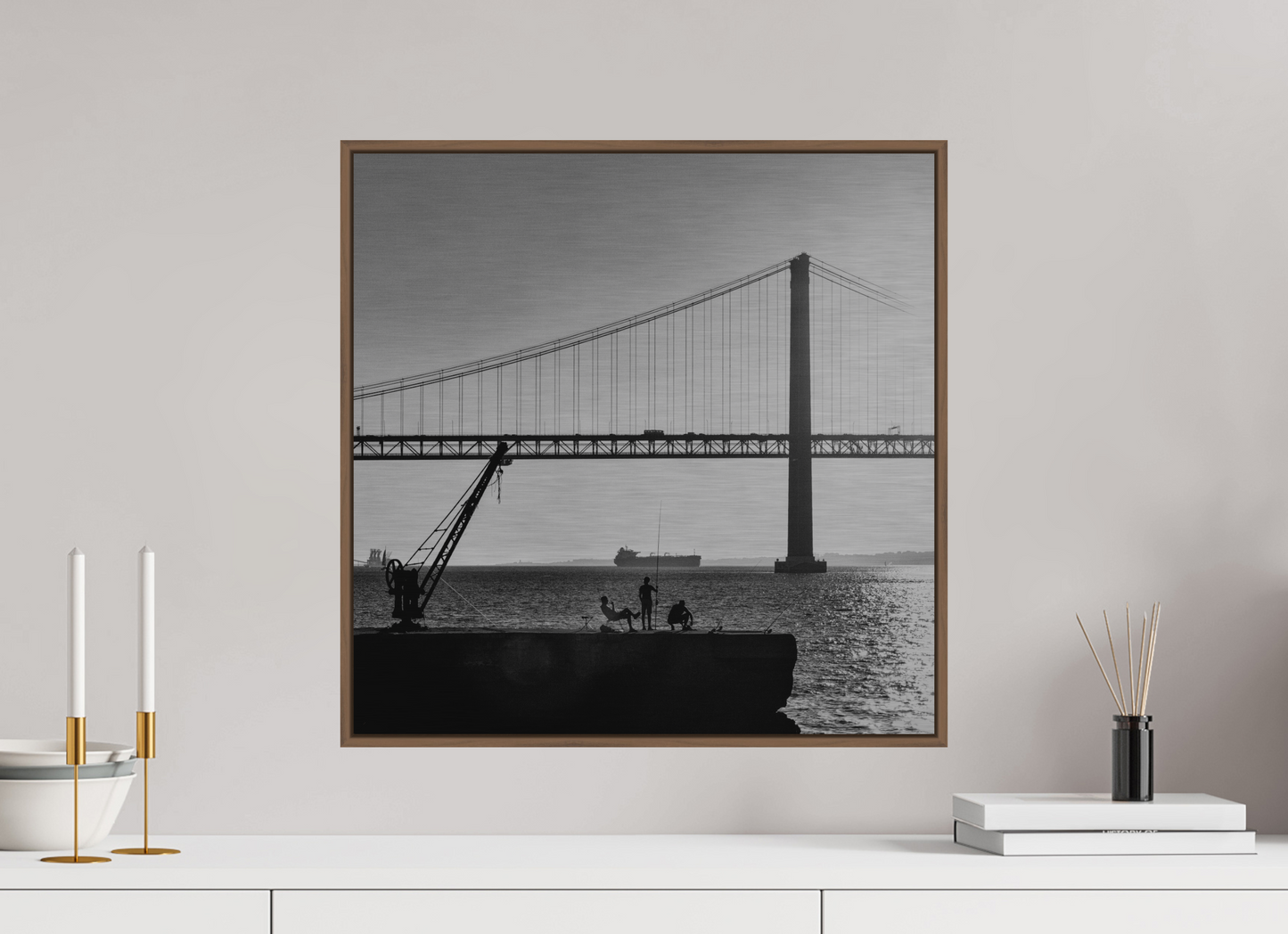 50 x 50 cm, Impressão em Alumínio escovado - moldura walnut Os Pescadores de Almada.