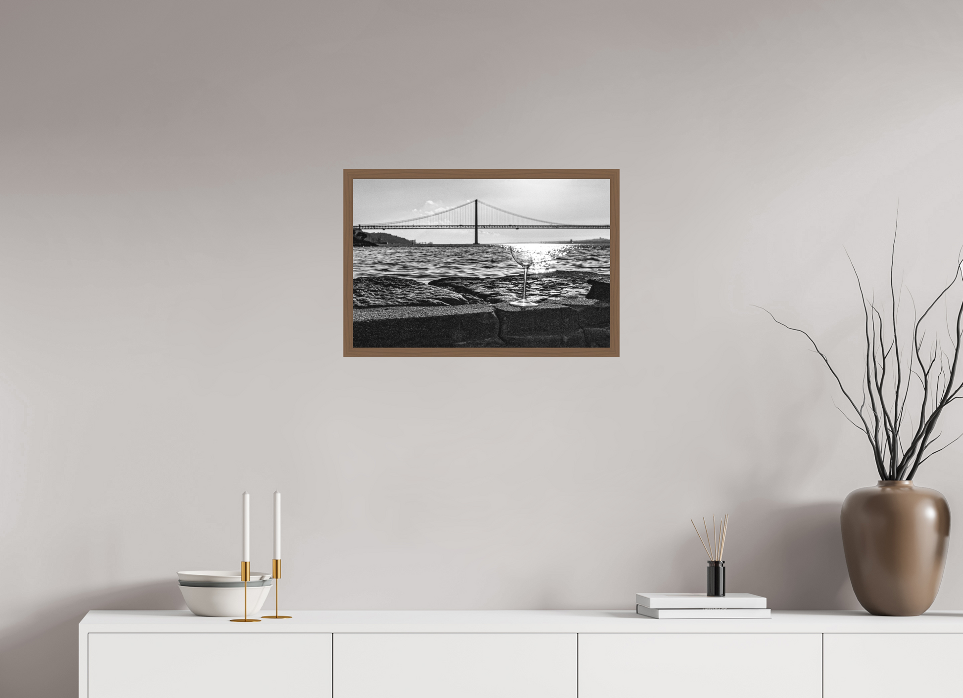 60 x 40 cm, Ilford P&B em Metacrilato - moldura Walnut A taça quebrada.