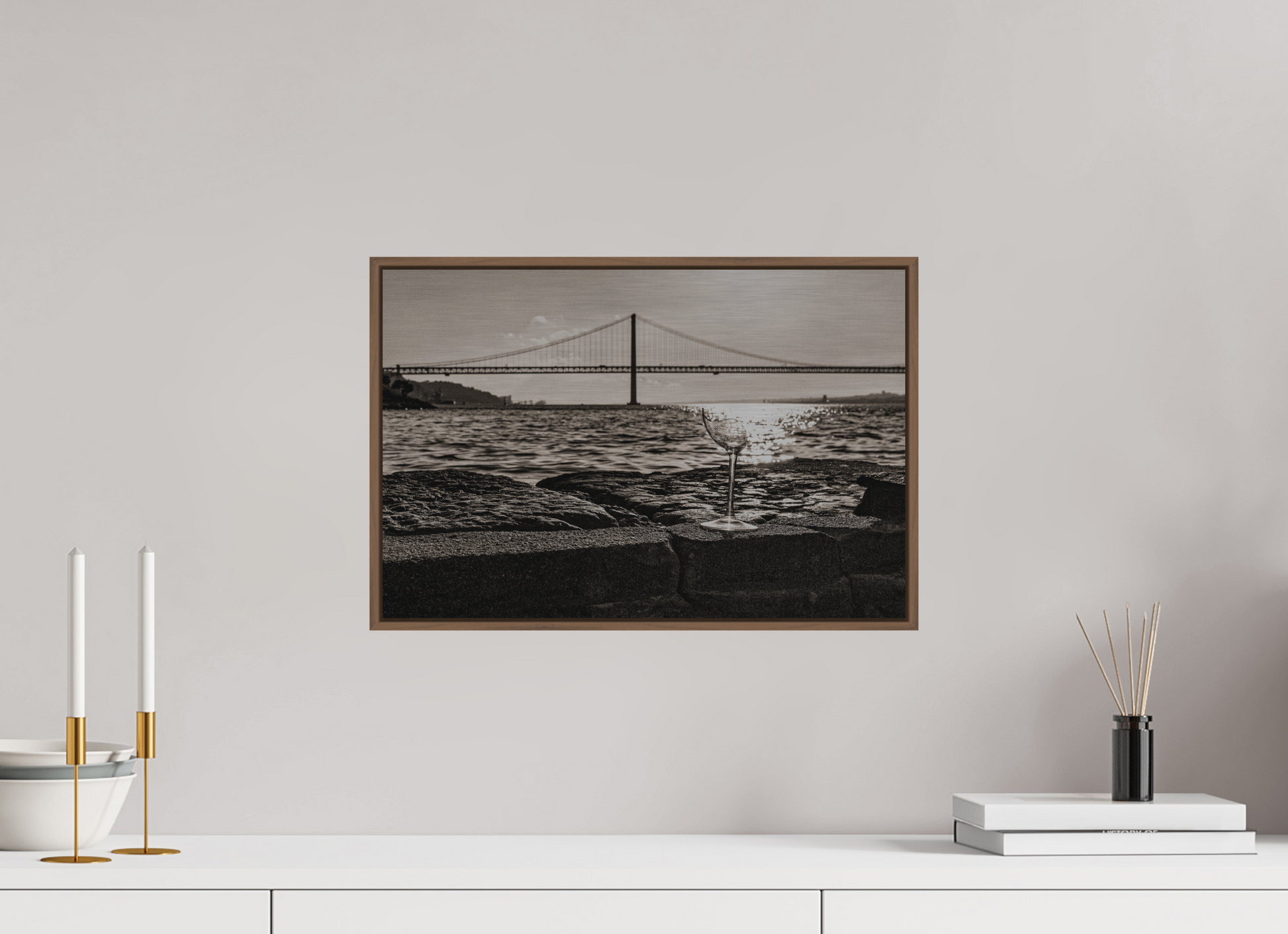 45 x 30 cm, Impressão em Alumínio escovado - moldura walnut A taça quebrada.