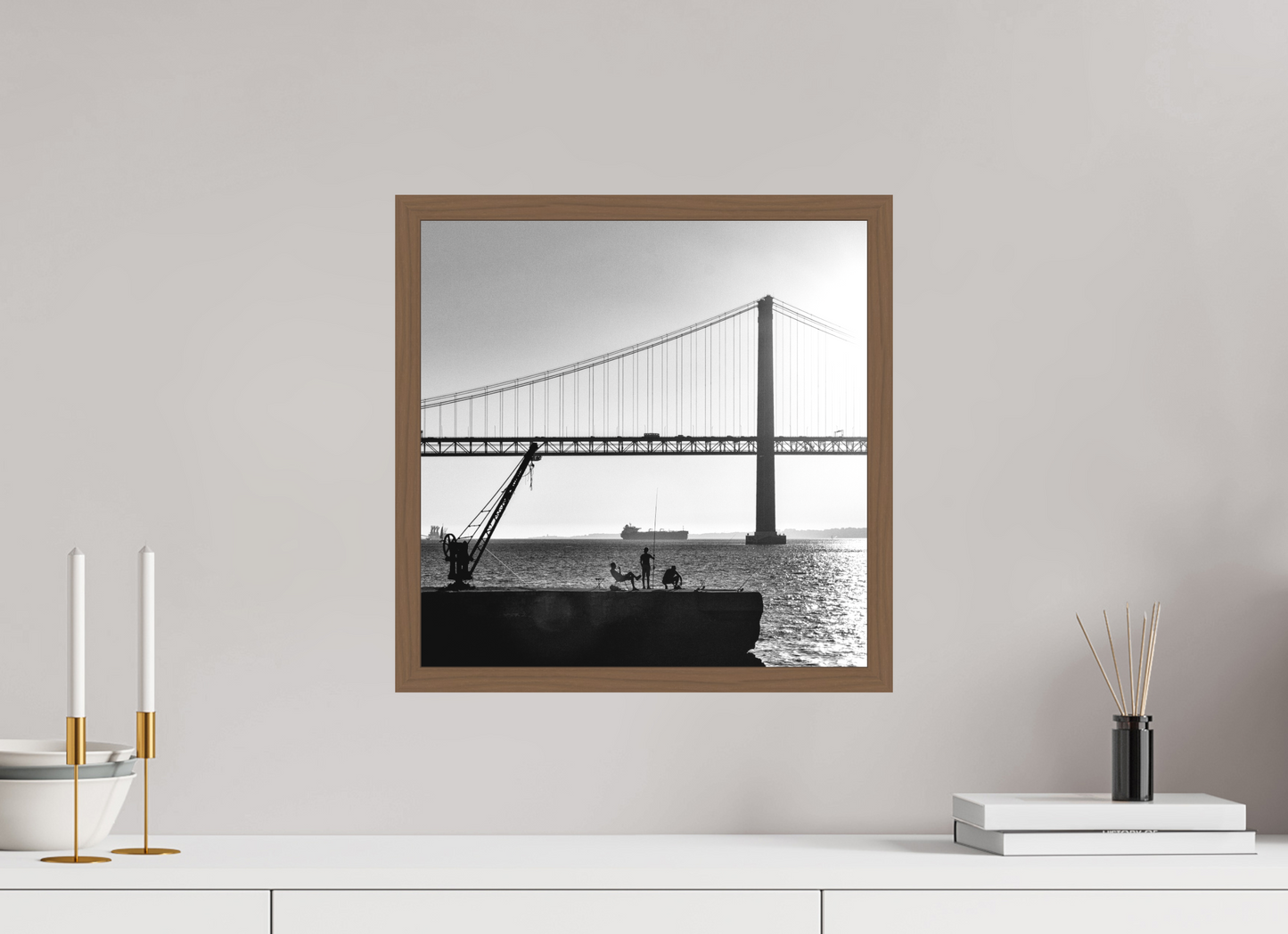 40 x 40 cm, Ilford P&B em Metacrilato - moldura Walnut Os Pescadores de Almada.