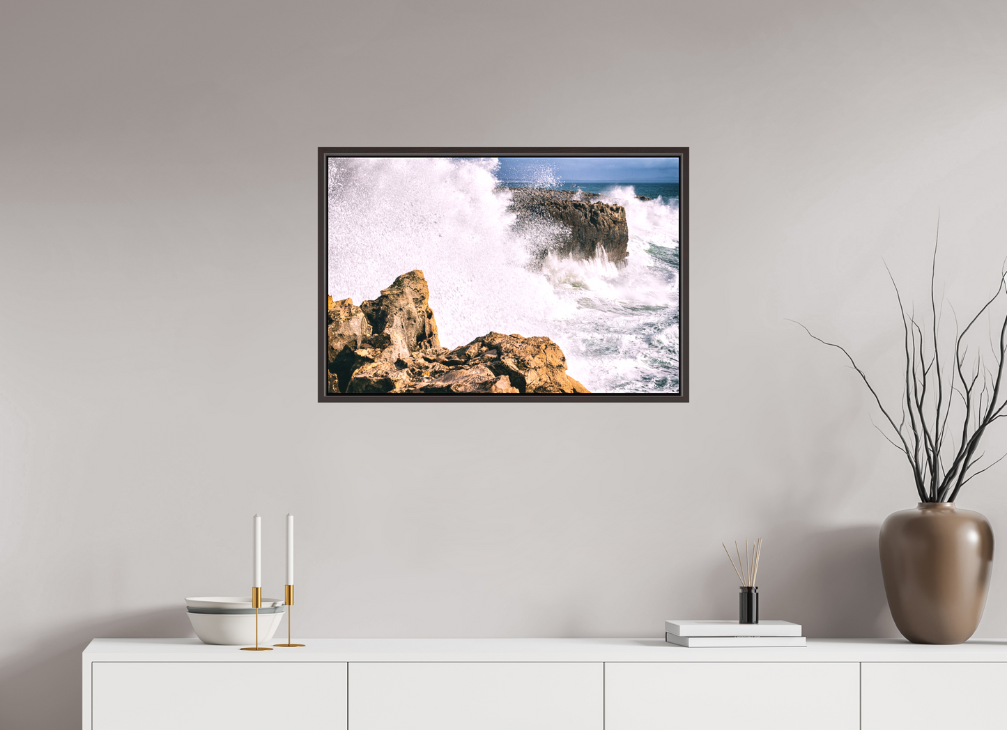 75 x 50 cm, Canva - moldura castanha escura Mar em Fúria