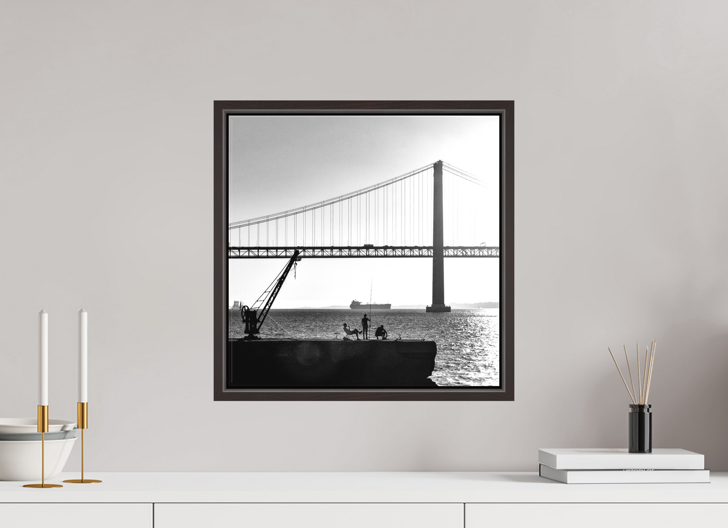 40 x 40 cm, Canva - moldura castanha escura Os Pescadores de Almada.