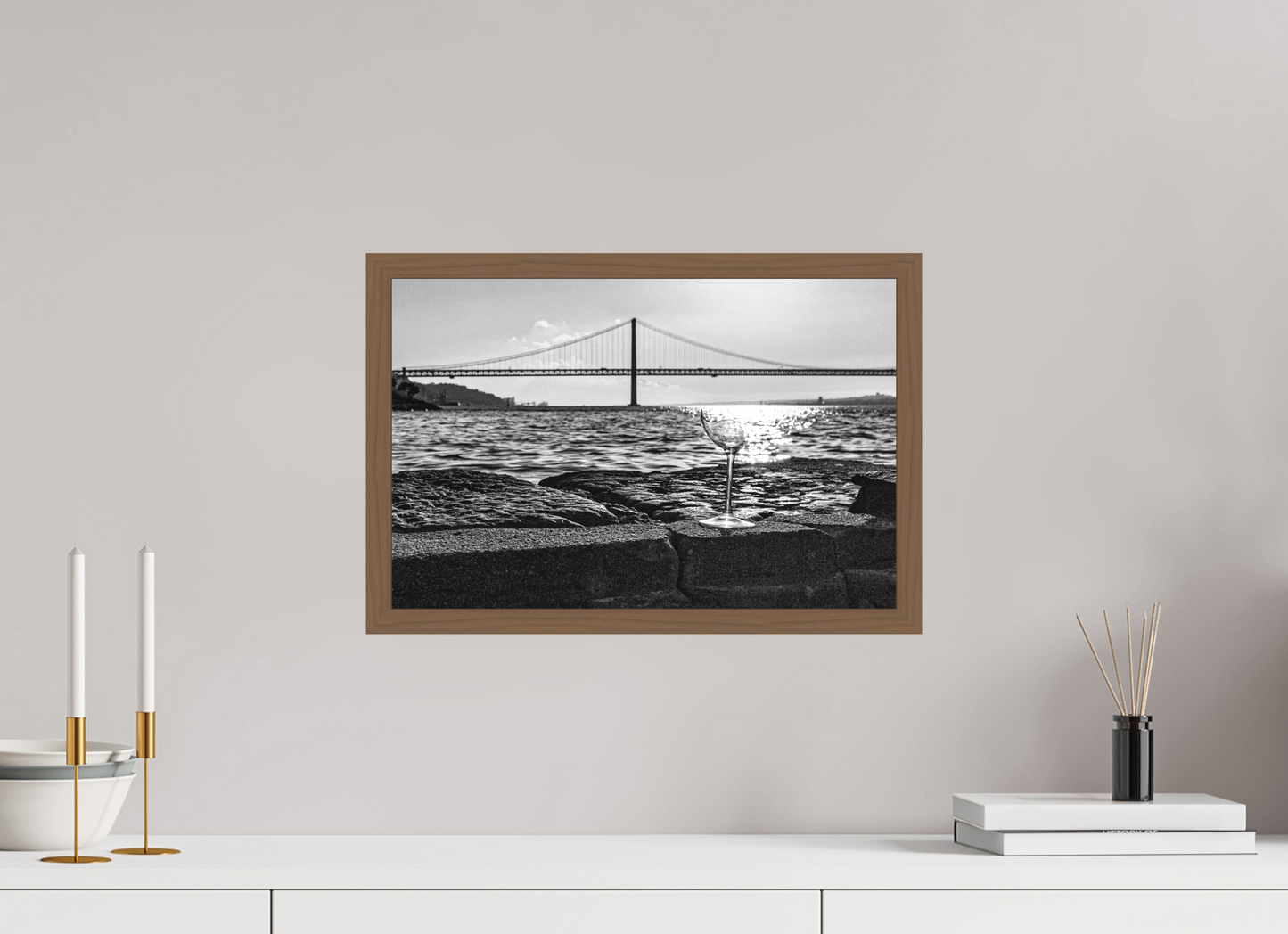 45 x 30 cm, Ilford P&B em Metacrilato - moldura Walnut A taça quebrada.