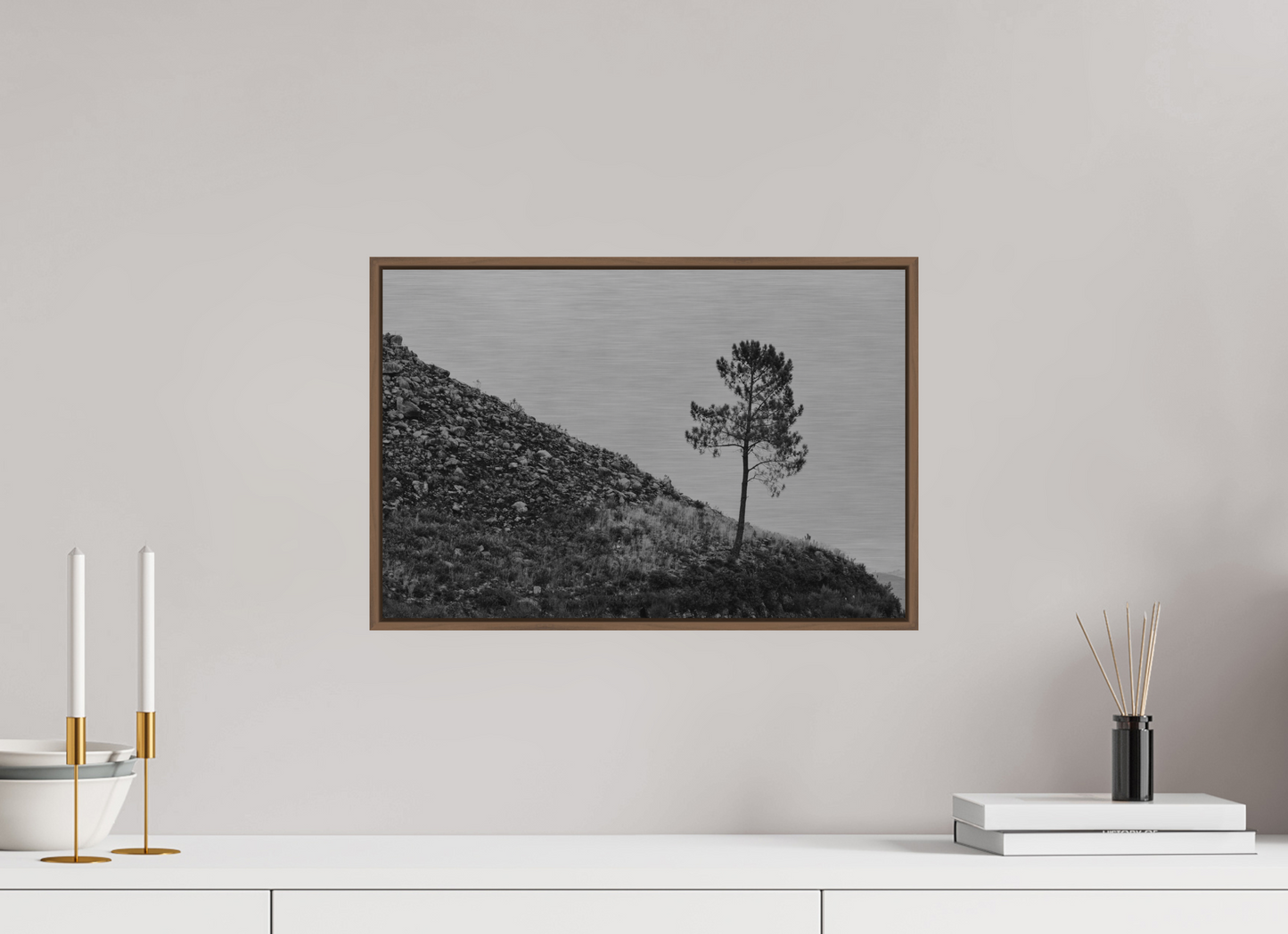 45 x 30 cm, Impressão em Alumínio escovado - moldura walnut A Protagonista